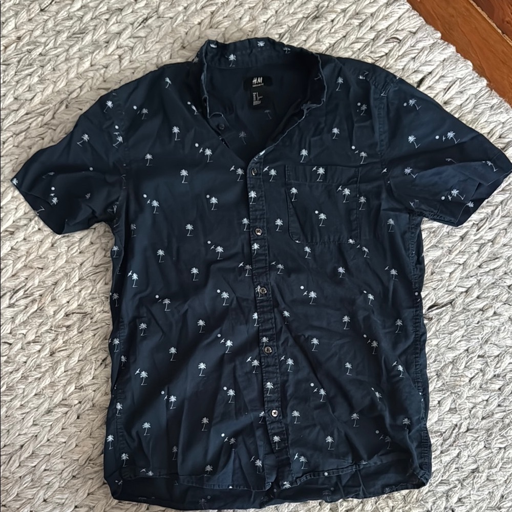 H&M Men's Navy Blue Palm Tree Button up